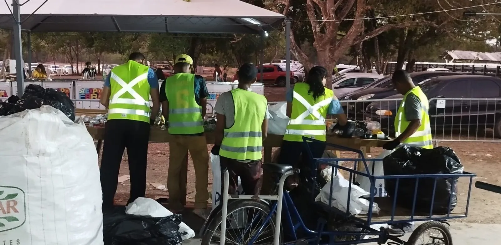 Equipe da Vitrum em coleta seletiva de vidro, com coletes e bags