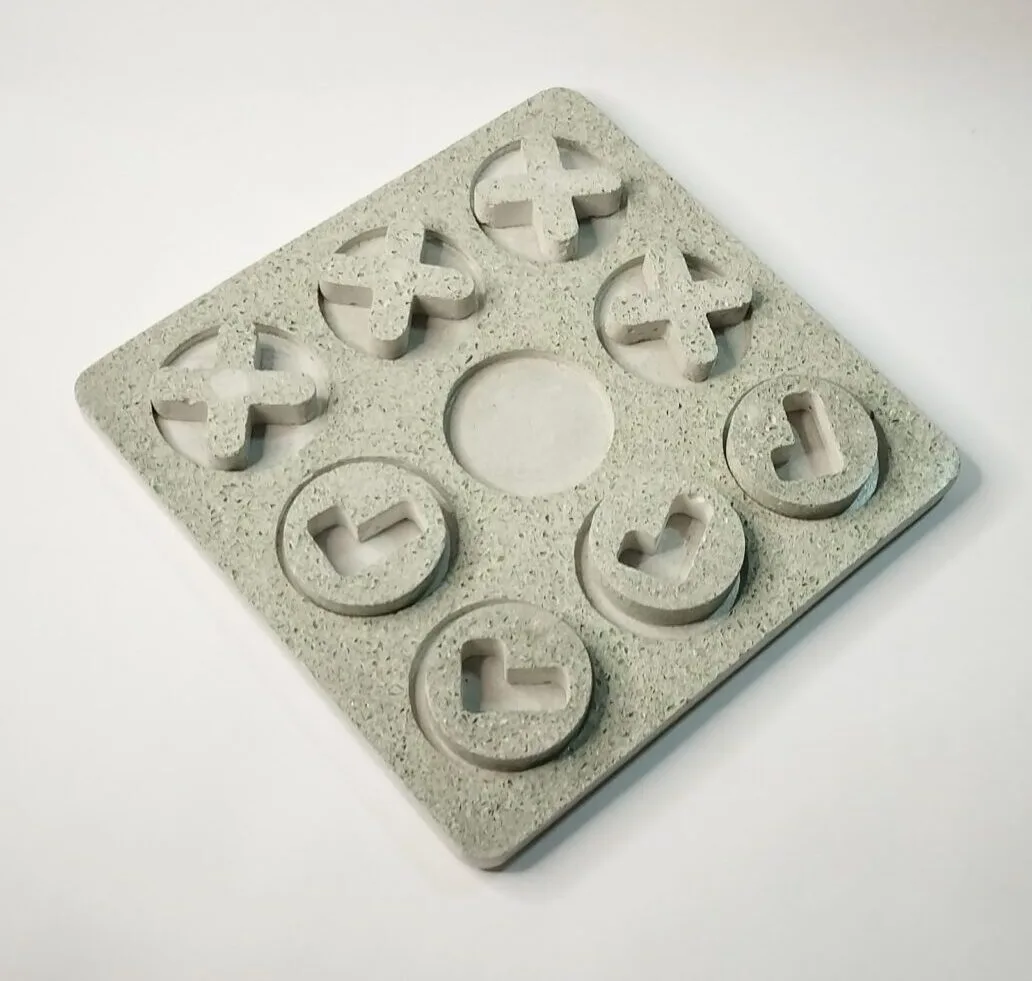Jogo da velha de concreto com areia de vidro